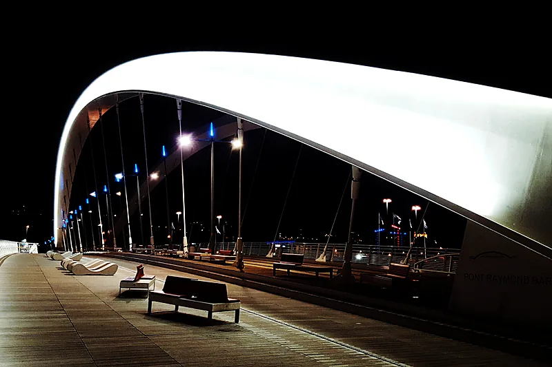 Lyon de nuit, passerelle sur le Rhône