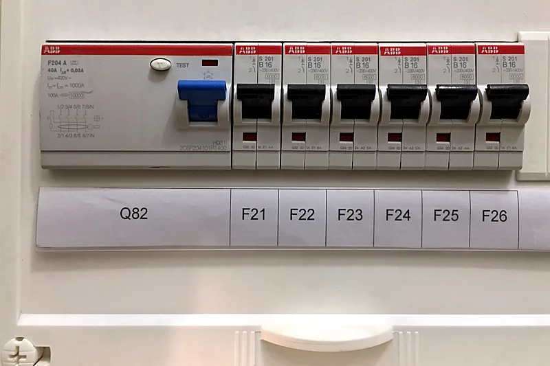 Illustration : Compteur Linky qui disjoncte : augmenter la puissance ou mieux répartir ?